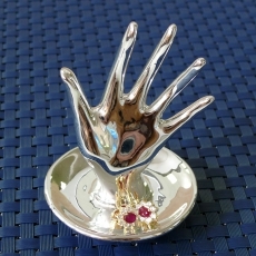 Stojánek na šperky Ruka s miskou, 8 cm - 1